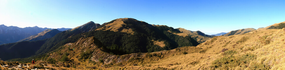 Sunny view of the Hehuan North Peak Trail