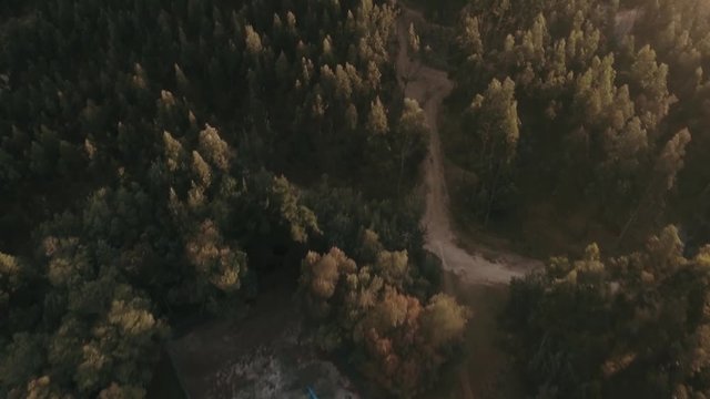 Sobrevolando los bosques colombianos en el atardecer.