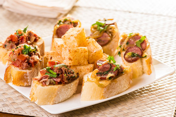 Petiscos com pão e carne seca