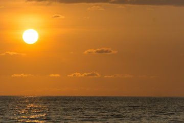 atardecer en el mar de mazatlan