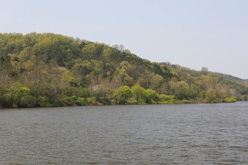 Fototapeta na wymiar 봄날 호수가의 아름다운 풍경
