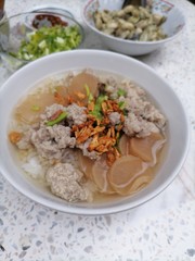 Boiled rice, pork and oysters. Breakfast is good for good health.