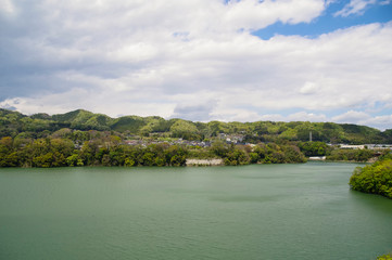 Obraz premium 新緑が映える津久井湖の全景