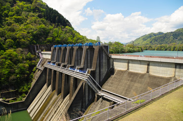 新緑の津久井湖と城山ダム