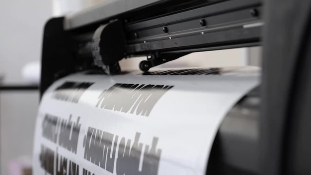 Vinyl cutter plotter machine and moving cutting head