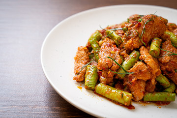 Stir fried pork and red curry paste with sting bean
