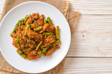 Stir fried pork and red curry paste with sting bean