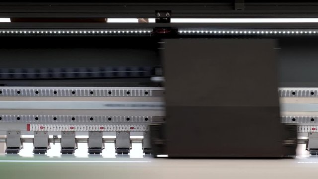 Large format digital printing machine and moving print head