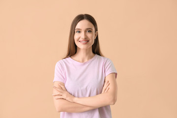 Obraz premium Young woman with beautiful smile on color background