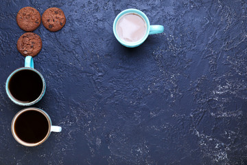Obraz na płótnie Canvas Cups of coffee with cookies on dark background