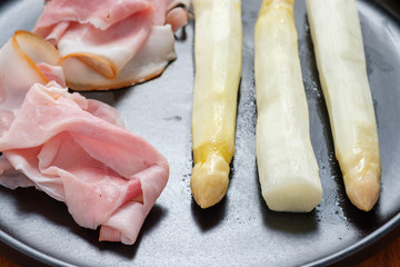 Wei&szlig;er Spargel und Schinken vom schw&auml;bische h&auml;llischen Schwein