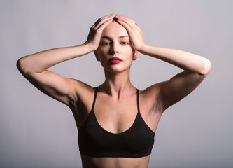 Naklejka premium Modella con mani sulla testa