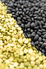 mélange de pois cassés et haricots noirs