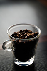 tasses de café remplis de grains de café sur table basse