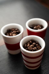tasses de café remplis de grains de café sur table basse