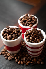 Fototapeta premium tasses de café remplis de grains de café sur table basse