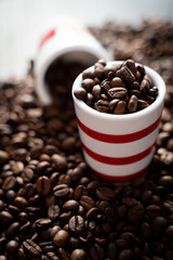 tasses de café remplis de grains de café sur table basse