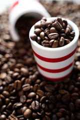 tasses de café remplis de grains de café sur table basse