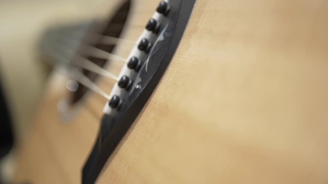 Guitar strings close up, music instrument, acoustic guitar for recording song / toma cercana delas cuerdas de la guitarra, guitarra acustica para grabaci&oacute;n de una canci&oacute;n musical, m&uacute;sica.
