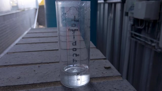 Clio of a phial with water getting darker blue. Chemistry experiment