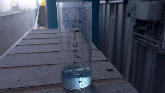 Clio of a phial with water mixed changing color. Chemistry experiment, mixing
