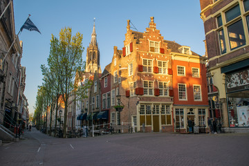 Obraz premium Typowa holenderska ulica w małym mieście Delft.