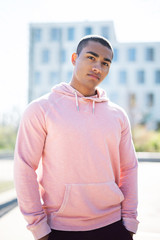 Portrait eines attraktiven jungen Mannes mit Kaputzenpullover 