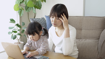 育児　子育て　リモートワーク　妨害