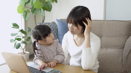 育児　子育て　リモートワーク　妨害