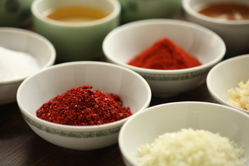 한국의 전통 양념  붉은 매운 고춧가루