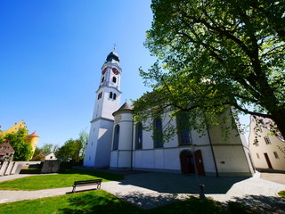 Fototapeta na wymiar Erbach an der Donau, Deutschland: Die Martinuskirche vor dem Erbacher Schloss