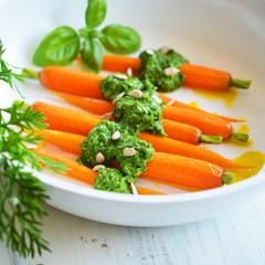 Gebratene Karotten mit Pesto