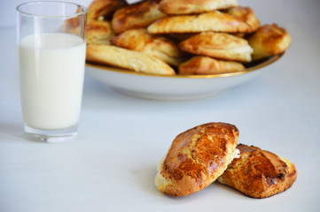 glass of milk and cookies