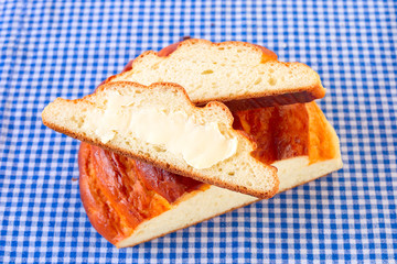 Milchbrot mit Butter