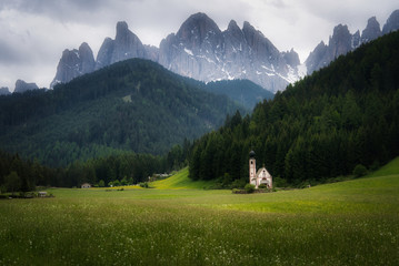 Fototapeta na wymiar Iglesia alpina en Ranui, Santa Maddalena, Val di Funes, Trentino Alto Adidge, Dolomitas, Italia.