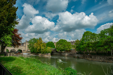 Obraz premium Avon river and Pulteney Bridge in Bath, UK