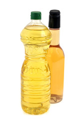 Bouteillle d'huile et de bouteille de vinaigre sur fond blanc