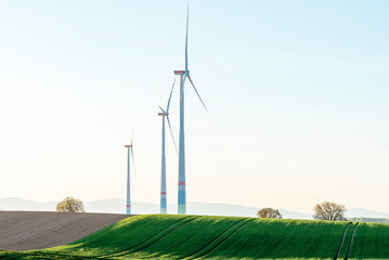 3 large wind turbines are located in the agricultural Rhine plain near Landau