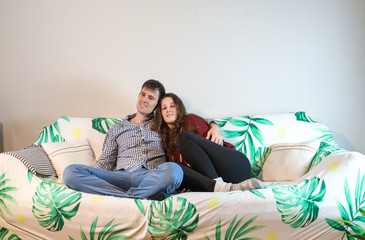 Obraz premium couple on the couch watching tv 