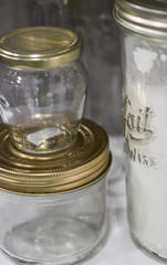 Frascos vacios y con harina