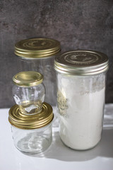 Frascos vacios y con harina