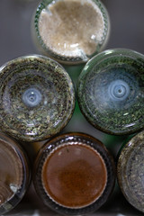 Diferentes especias en recipientes