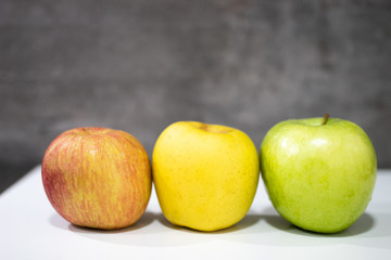 Serie de manzanas de distintos colores