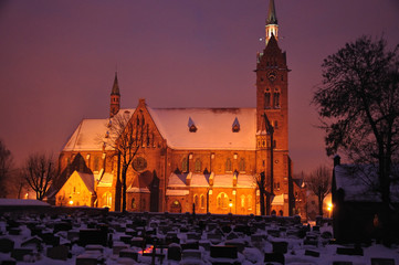 Nocne zdjęcie olbrzymiego kościoła katolickiego wybudowanego w 1905 roku w Rudzie Śląskiej - obrazy, fototapety, plakaty