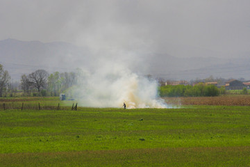 Lavori di campagna...bruciare l'erba nei fossi
