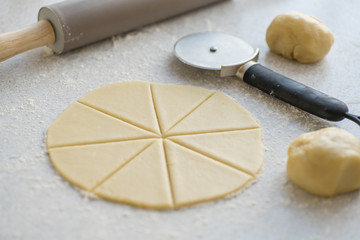 Step-by-step instructions for making bagel cookies, cut a circle of dough into 6 triangular pieces...