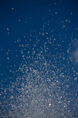 Fototapeta na wymiar 高速シャッターで撮った噴水の水滴と青空