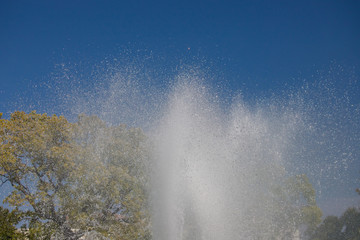 高速シャッターで撮った公園の噴水の水模様