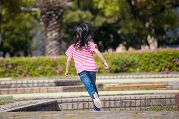 公園で遊んでいる子供