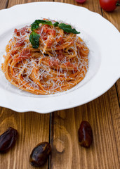 vegan spaghetti with tomato sauce